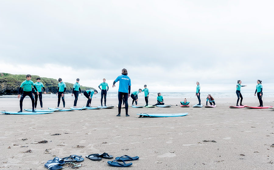 actividad de surf en Campamento Hípica Jóvenes en Irlanda