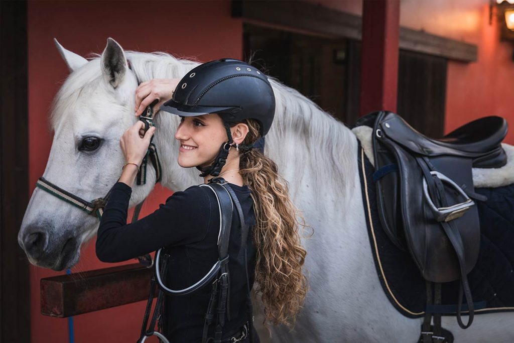 jinete praparando caballo Campamentos de Equitación Jóvenes Irlanda