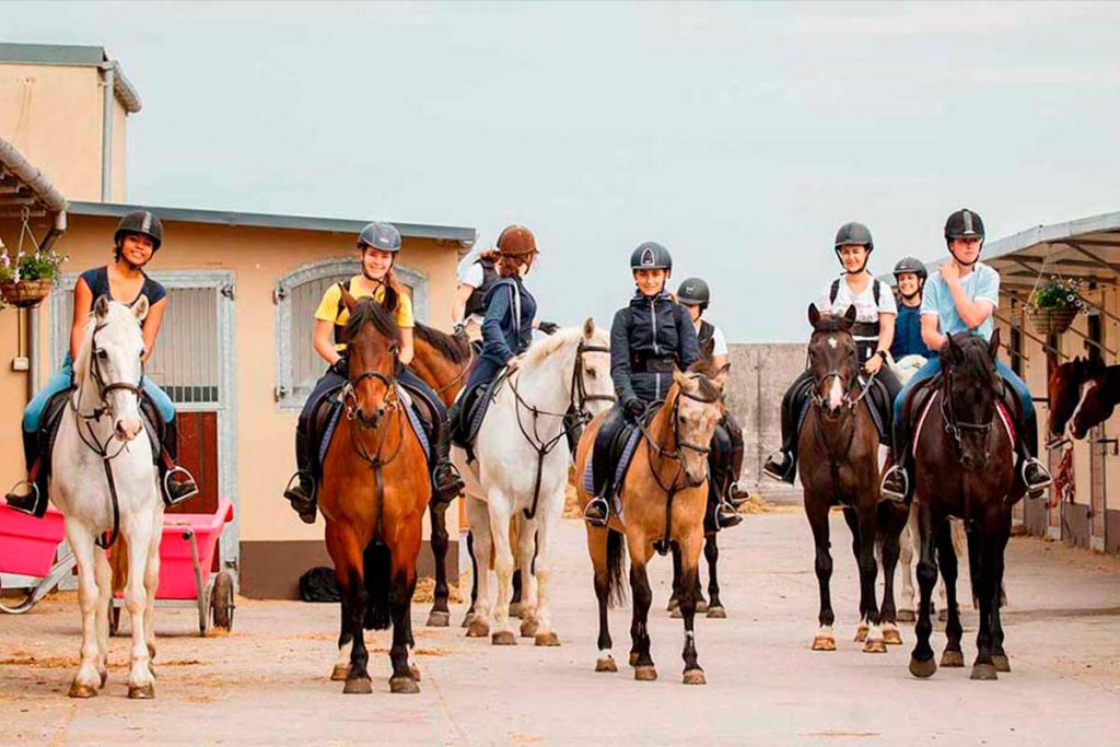 jinetes montando a caballo en campamento de equitacion irlanda p4
