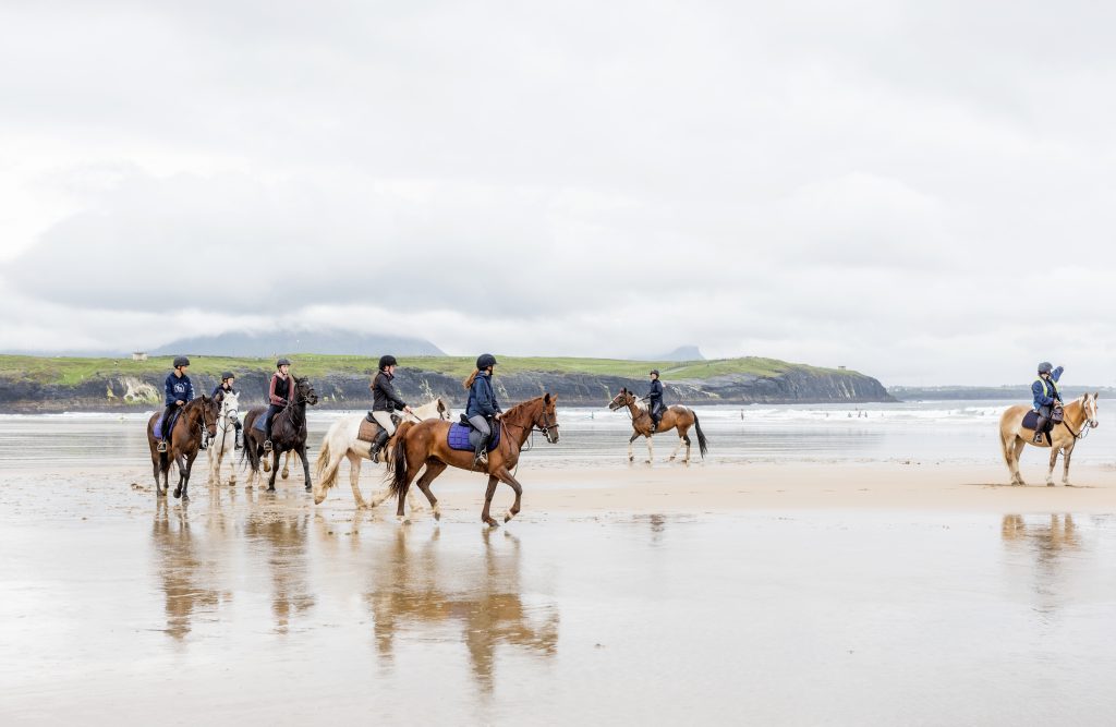 Colonies Cavaliers montant dans les plages dans Colonies Equitation Adolescents en Irlande