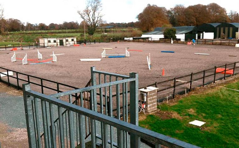 Instalations-manège d_equitacion-pour les jeunes cavaliers-en Irlande